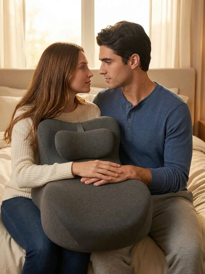 Femme allongée sur le coussin Élova dans une chambre tamisée